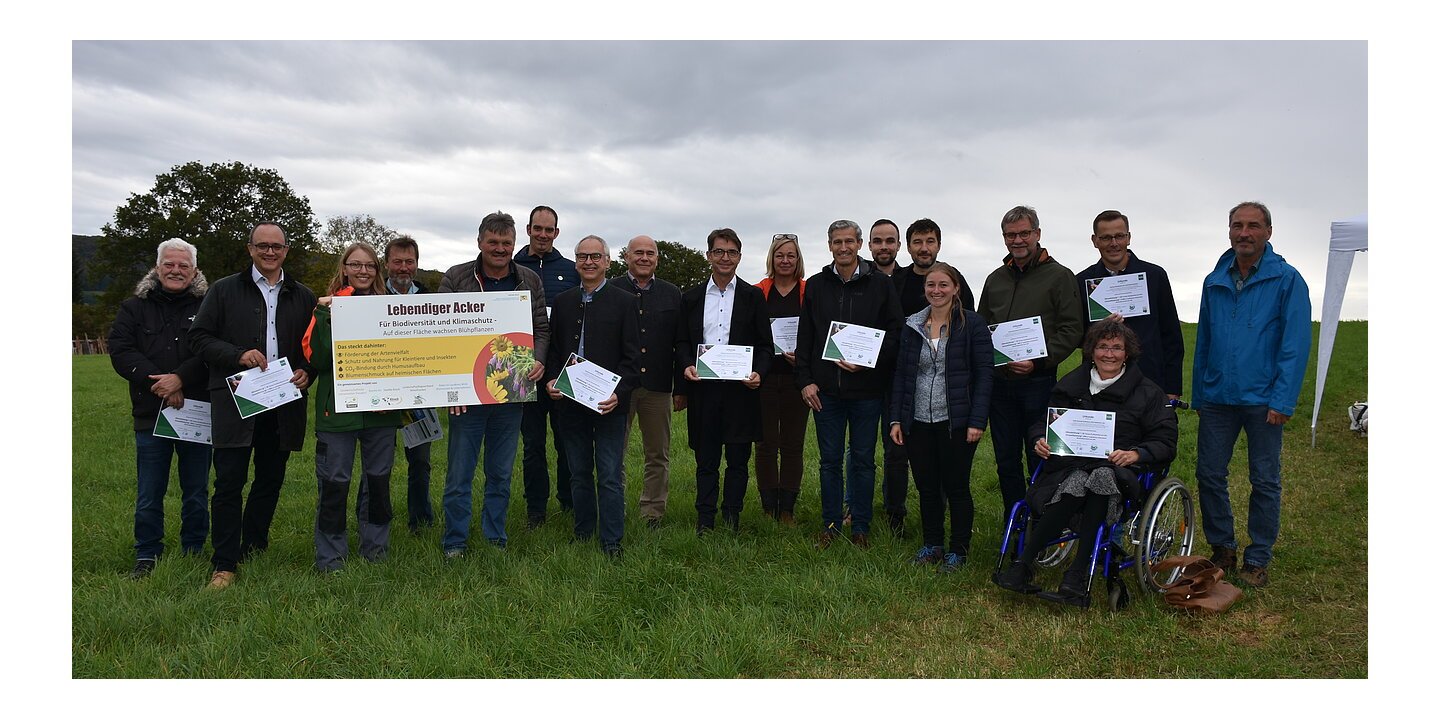 Gruppenbild der Projektbeteiligten Klima-Landwirtschaft am Aktionstag mit Nachhaltigkeits-Zertifikatsübergabe