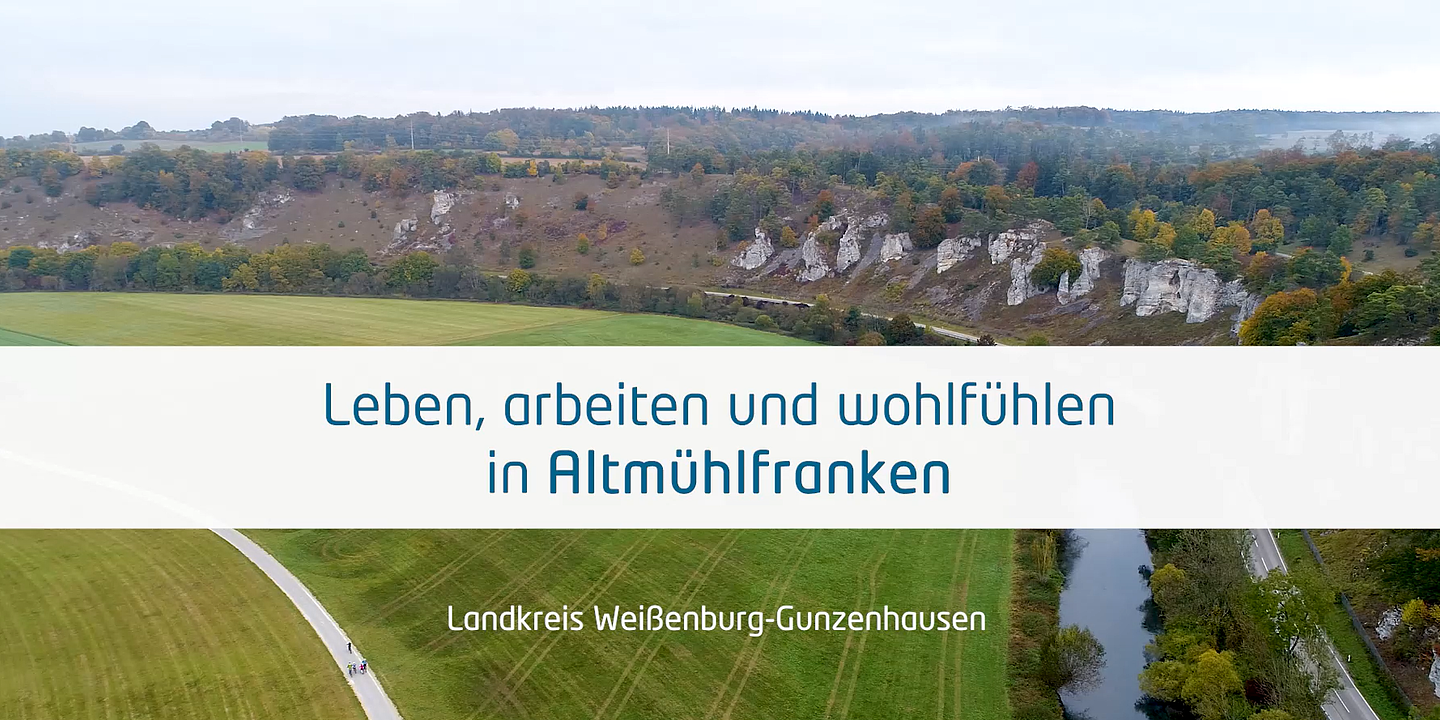 Ein Luftbild des Flusses Altmühl und der Felsformation Zwölf Apostel, über die ein Schriftzug und das Altmühlfranken-Logo gelegt ist